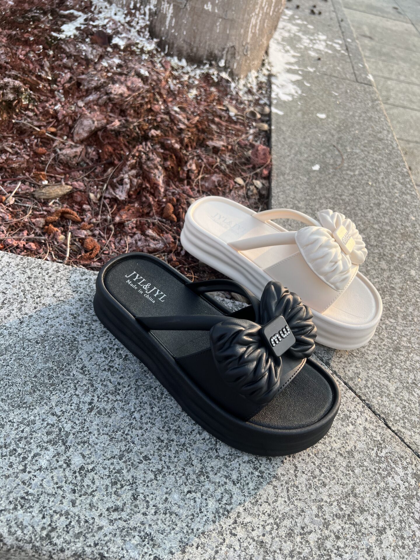 2026 New Fashionable Women's Outdoor Bow-Tie Slippers, Summer Style, Korean Casual Flat Lightweight Thick-Soled Sandals  5 Sold